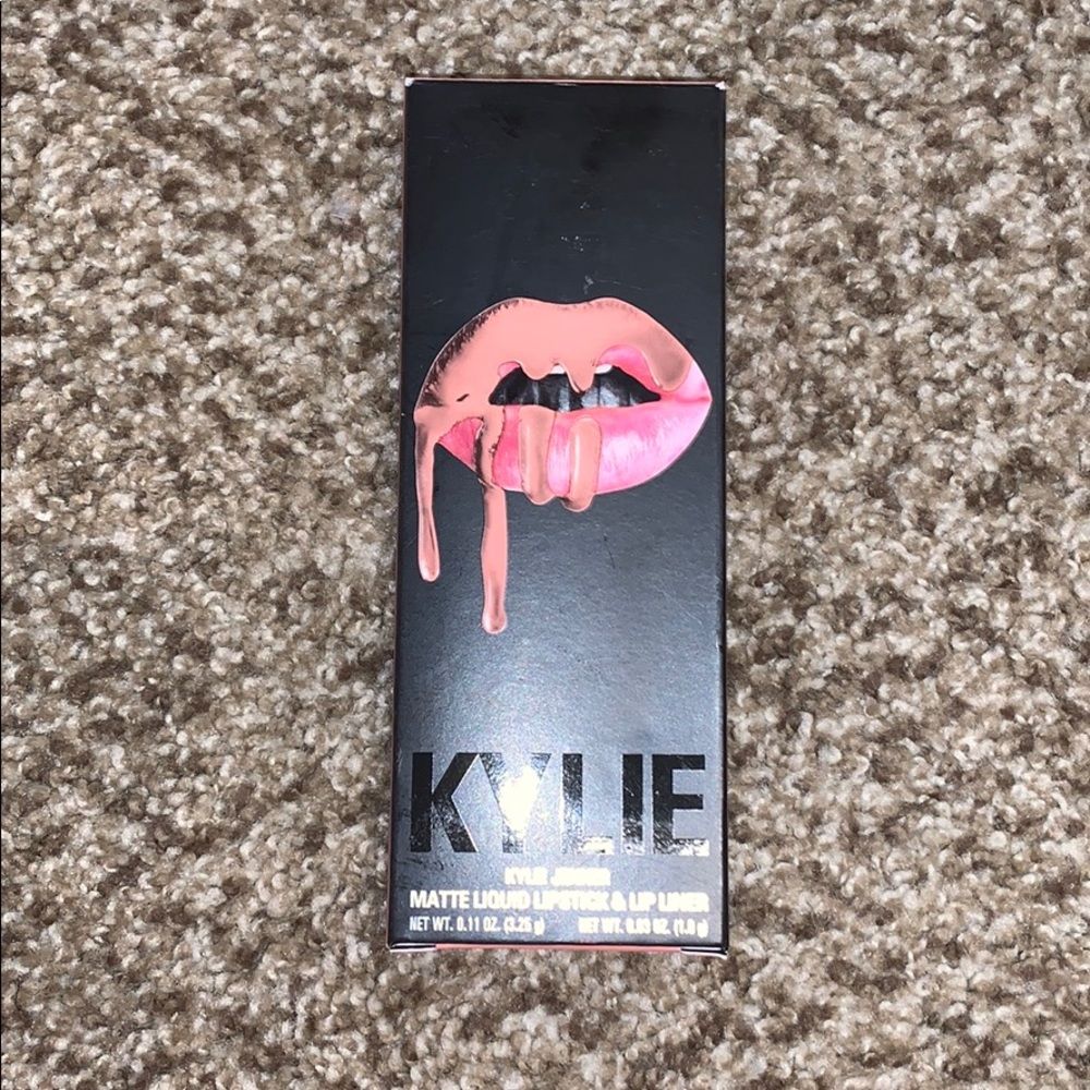 Kylie KOKO K Matte Lip Kit

Lipstick + Lipliner